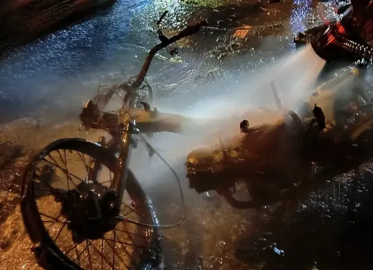 Bangkai satu unit motor bebek ludes yang ludes terbakar di Jalan Baru Plenongan, Depok. Meski tak menimbulkan korban jiwa, insiden tersebut sempat membuat pengendaranya panik. (Sumber: Damkar Kota Depok)