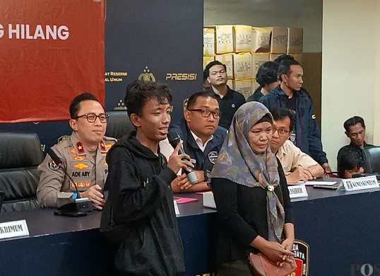 Eko Purnomo dan ibunya, Sarwiti saat dihadirkan di hadapan awak media di Polda Metro Jaya, Jakarta Selatan, Kamis, 18 September 2025. (Sumber: POSKOTA | Foto: Nurpini Aulia Rapika)