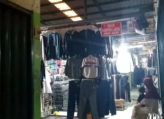 Suasana pedagang di Pasar Rangkasbitung, Lebak, banyak toko yang tutup akibat sepi pengunjung. (Sumber: POSKOTA | Foto: Samsul Fatoni)
