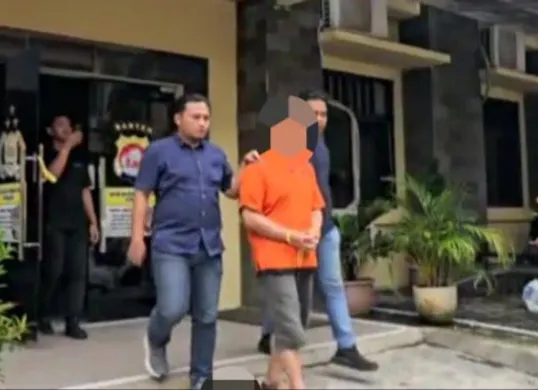 Tersangka AM digelandang penyidik Ditreskrimum Polda Banten untuk dijebloskan ke dalam penjara Rutan Polda Banten. (Sumber: Dok Humas Polda Banten)