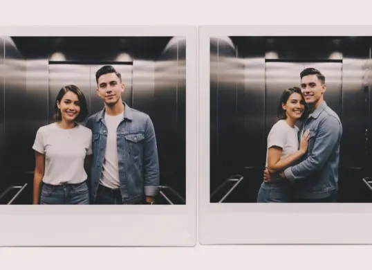 Hasil edit foto polaroid bareng pasangan di dalam lift pakai Gemini AI. (Sumber: Gemini AI)