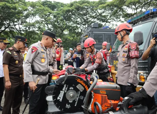 Kapolda Banten Irjen Hengki mengecek peralatan operasional menghadapi potensi bencana di Alun-Alun Barat Kota Serang, Kota Baru, Serang, Kamis, 18 September 2025. (Sumber: Dok. Bidhumas Polda Banten)