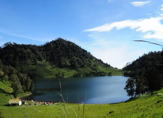 Cara mudah edit foto menggunakan Gemini AI ala pendaki gunung yang sedang berada di Ranu Kumbolo (Sumber: Pinterest)