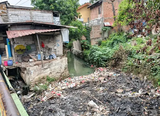 Tumpukan sampah mencemari aliran Kali Baru di RW 02 Kelurahan Kalibaru, Kecamatan Medan Satria, Kota Bekasi. (Sumber: POSKOTA | Foto: Nurpini Aulia Rapika)