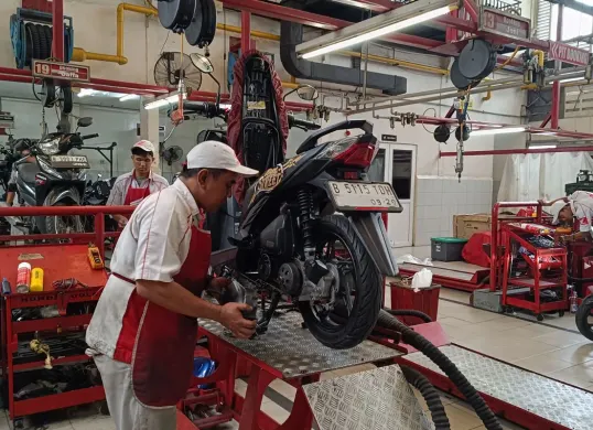 Pelanggan menikmati promo diskon 30 persen servis motor Honda plus voucher suku cadang Rp160 ribu. (Sumber: Dok. Wahana Honda)