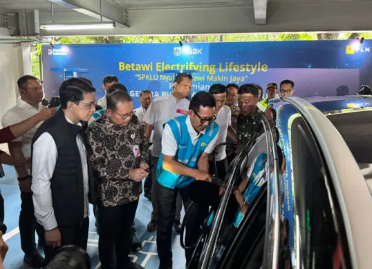 General Manager PLN UID Jakarta Raya Moch. Andy Adchaminoerdin (rompi biru) bersama Wali Kota Jakarta Pusat, Arifin, melakukan pengisian perdana kendaraan listrik di SPKLU GBK di GBK, Kamis, 18 September 2025. (Sumber: PLN UID Jakarta Raya)