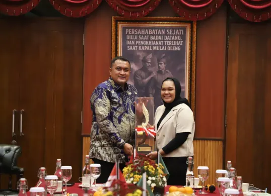 Bupati Bogor Rudy Susmanto bersama peraih penghargaan film tingkat internasional, Ineu Rahmawati, warga Citeureup, Kabupaten Bogor. (Sumber: Pemkab Bogor)