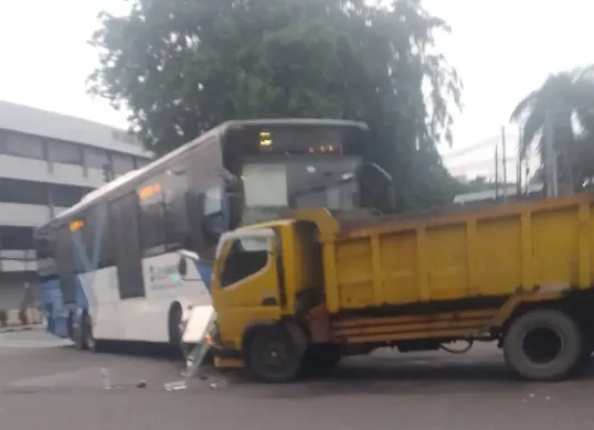 Bus TransJakarta dan truk terlibat kecelakaan di kawasan Jalan Cideng Timur, tepatnya persimpangan dekat RSUD Tarakan, Jakarta Pusat, Kamis, 18 September 2025. (Sumber: Instagram/@jakarta.terkini)