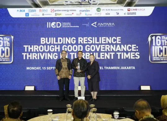 VP Sustainability Telkom, Gunawan Wasisto menerima penghargaan Big Cap dalam The 16th IICD Corporate Governance Conference & Award 2025 di Ballroom Pullman Hotel Thamrin, Jakarta, Senin, 15 September 2025. (Sumber: Dok. Telkom Indonesia)