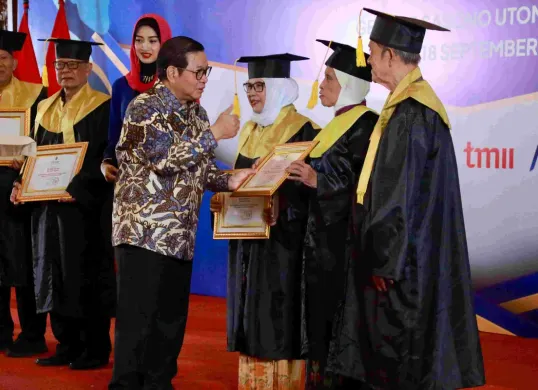 Gubernur Jakarta, Pramono Anung saat mewisuda 1.168 lansia di Taman Mini Indonesia Indah (TMII), Jakarta Timur, Kamis, 18 September 2025. (Sumber: Dok. Kominfotik Pemprov Jakarta)