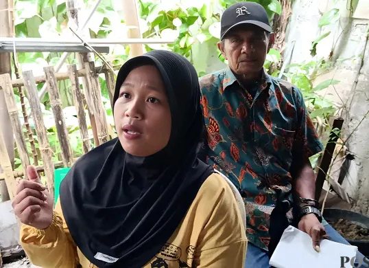 Yeyen, anak dari M Husin, petugas keamanan Puskesmas Teluk Pucung saat menceritakan kasus gaji ayahnya yang diduga dipotong sepihak. (Sumber: POSKOTA | Foto: Nurpini Aulia Rapika)