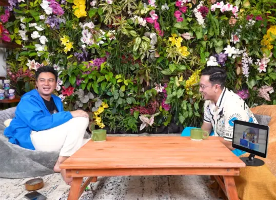Baim Wong tegas membantah kabar bangkrut yang beredar. Dalam podcast Denny Sumargo, ia mengungkapkan kini fokus sebagai produser film dan punya perencanaan finansial hingga tahun 2028. (Sumber: YouTube/@CURHAT BANG Denny Sumargo)