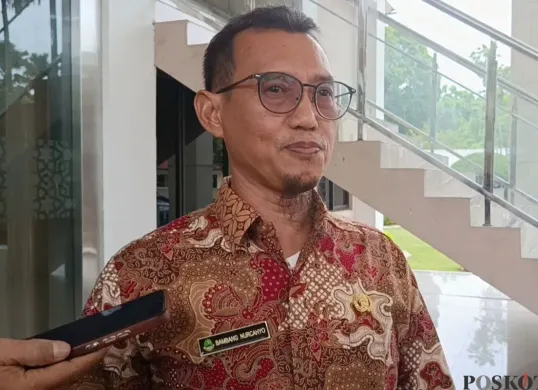 Kepala SMKN 1 Cikarang Barat, Bambang Nurcahyo, memberikan keterangan tentang kasus perundungan di Gedung DPRD Kabupaten Bekasi, Jumat, 19 September 2025. (Sumber: Poskota/Nurpini Aulia Rapika)