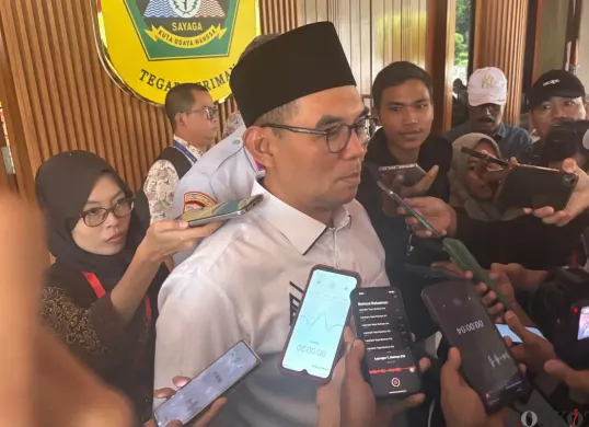 Sekda Kabupaten Bogor, Ajat Rochmat Jatnika mengatakan, jalan tambang sejauh 13 km akan dibangun, Jumat, 19 September 2025. (Sumber: Poskota/Giffar Rivana)