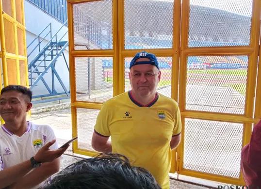 Pelatih Persib Bandung, Bojan Hodak, berikan pernyataan kepada media di Stadion GBLA Gedebage, Kota Bandung, Jumat 19 September 2025. (Sumber: Poskota/Gatot Poedji Utomo)