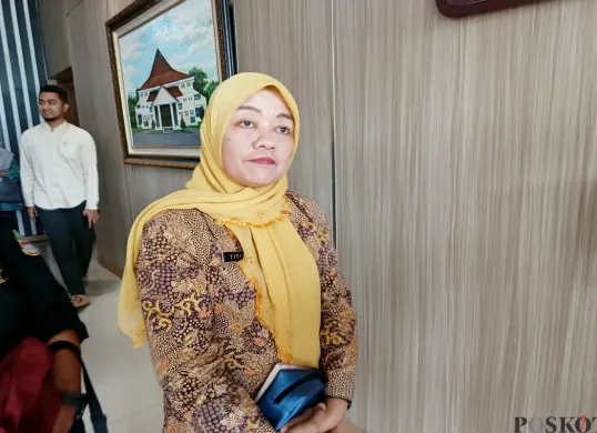 Plt Kepala DP3A Kabupaten Bekasi, Titin Fatimah, saat memberikan keterangan terkait kasus bullying di SMKN 1 Cikarang Barat, Jumat 19 September 2025. (Sumber: Poskota/Nurpini Aulia Rapika)