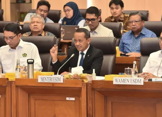 Kementerian ESDM resmi tak tambah kuota impor BBM untuk SPBU swasta. Menteri Bahlil sarankan beli base fuel ke Pertamina. Shell dan BP setuju dengan skema kolaborasi ini. (Sumber: Instagram/@bahlillahadalia)