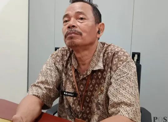 Koordinator Pengawas Kantor Cabang Dinas (KCD) Wilayah III Dinas Pendidikan Kabupaten Bekasi, Rojali,  memastikan bahwa aksi bullying yang terjadi di SMKN 1 Cikarang Barat terjadi di luar pantauan sekolah. (Sumber: Poskota/Nurpini Aulia Rapika)