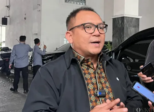 Wakil Ketua DPRD Jakarta, Basri Baco saat diwawancarai awak media di Balai Kota Jakarta, Jakarta Pusat, Jumat, 19 September 2025. (Sumber: Poskota/Muhammad Tegar Jihad)