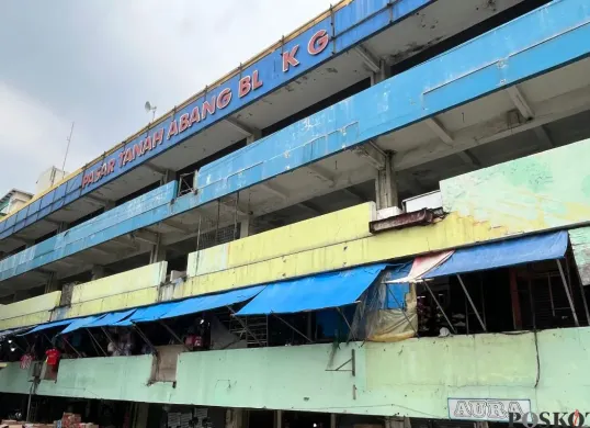 Pedagang sayur mayur di Pasar Blok G, Tanah Abang, Jakarta Pusat, mengeluhkan kondisi pasar yang semakin hari semakin sepi pengunjung, Jumat, 19 September 2025. (Sumber: Poskota/Pandi Ramedhan)