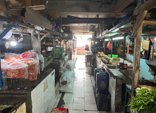 Pedagang sayur mayur di Pasar Blok G, Tanah Abang, Jakarta Pusat, mengeluhkan kondisi pasar yang semakin hari semakin sepi pengunjung, Jumat, 19 September 2025. (Sumber: Poskota/Pandi Ramedhan)