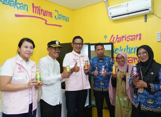 Pimpinan PLN UID Jakarta Raya, Camat Jagakarsa, dan pemilik Komunitas Nusaibah Hariani, menunjukkan produk UMKM binaan yang dipasarkan Grossmart di RPTRA Betawi Ngumpul, Jakarta Selatan. (Sumber: Dok. PLN UID Jakarta Raya)