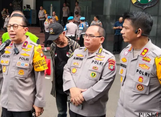 Kepala Bidang Kedokteran dan Kesehatan (Dokkes) Polda Metro Jaya, Komisaris Besar Polisi M. Ginting (tengah) di Polda Metro Jaya, Jakarta Selatan, Jumat, 19 September 2025. (Sumber: Poskota/Ali Mansur)