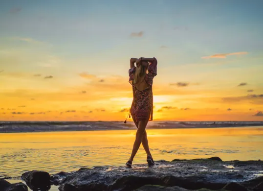 Cara membuat foto sinematik sendiri di pantai dengan contoh prompt Gemini AI yang keren. (Sumber: Freepik/Kireyonok_Yuliya)