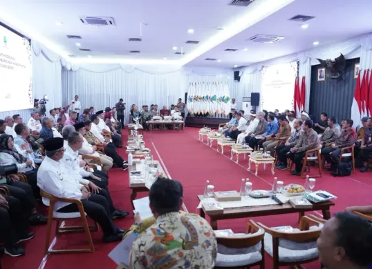 Bupati Bogor, Rudy Susmanto hadiri Rapat Koordinasi Percepatan Pembangunan Infrastruktur, bersama Gubernur Jawa Barat Dedi Mulyadi di Universitas Singaperbangsa, Kabupaten Karawang. (Sumber: Pemkab Bogor)