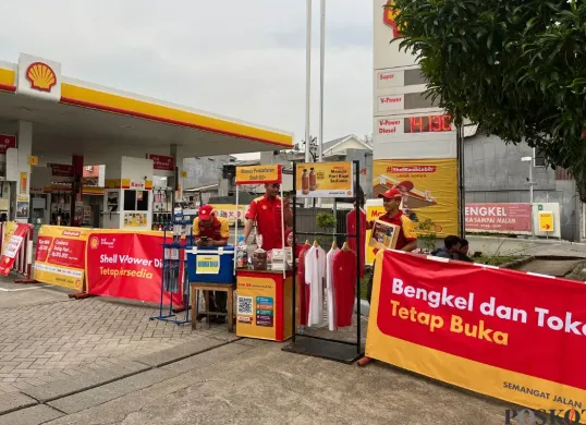 Karyawan SPBU Shell di Jalan Kemanggisan Utama Raya, Palmerah, Jakarta Barat, terlihat berjualan kaus hingga wipper mobil, Jumat, 19 September 2025. (Sumber: Poskota/Pandi Ramedhan)