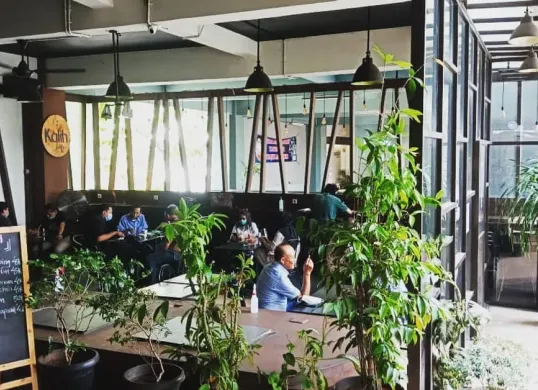 Suasana asri Kali Cafe Menteng Square dengan pemandangan aliran air yang menenangkan. (Sumber: Facebook/@Kalih_kafe)