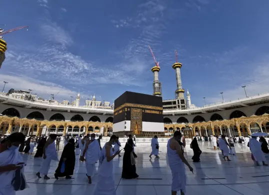Cara edit foto AI di Mekkah menggunakan Google Gemini lengkap dengan contoh prompt yang bisa digunakan. (Sumber: X/@HaramainInfo)