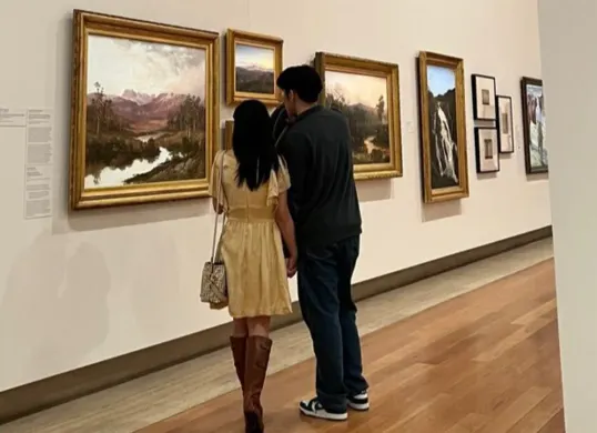 Ilustrasi- tren edit foto AI Gemini bareng pacar ala museum date. (Sumber: Pinterest)