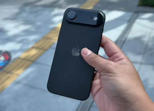 Penampilan iPhone 17 Air jet black terbaru yang rilis September 2025. (Sumber: YouTube/Putu Reza)