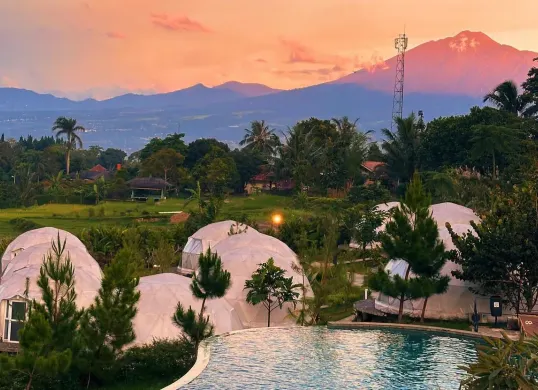 Salah satu rekomendasi glamping di Bogor yang menawarkan view gunung Salak dan Gede-Pangrango, Lenirra Glamping (Sumber: Instagram/@lenirra_resto)