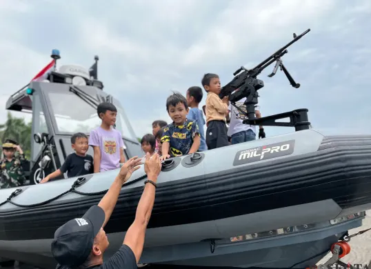 Masyarakat antusias melihat pameran alat utama sistem senjata (Alutsista) TNI di Monas, Jakarta Pusat, pada Sabtu, 20 September 2025. (Sumber: Poskota/Pandi Ramedhan)