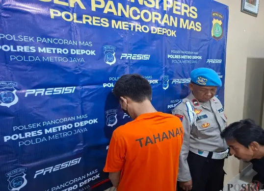 Residivis kasus narkoba berinisial DK diperlihatkan saat rilis kasus di Polsek Pancoran Mas, Depok. Polisi menggagalkan peredaran sabu yang dikendalikan dari dalam Lapas. (Sumber: Poskota/Angga Pahlevi)