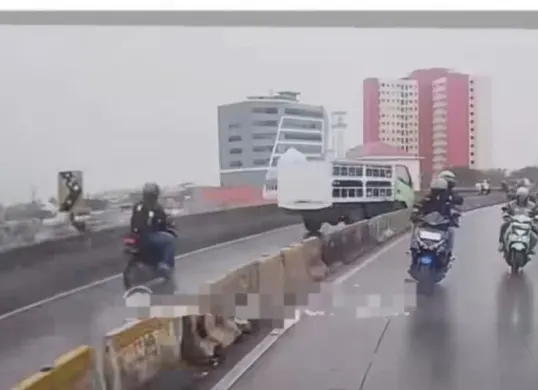 Dua pengendara motor terluka setelah tertabrak truk Hino di flyover Pesing, Cengkareng, Jakarta Barat, Sabtu, 20 September 2025. (Sumber: Istimewa)