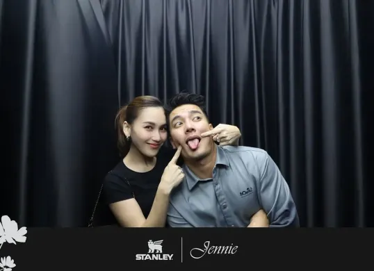 Fotobox Bersama, Boy William dan Ayu Ting Ting ‘Dipaksa’ Nikah oleh Netizen (Sumber: Instagram/ayutingting92)