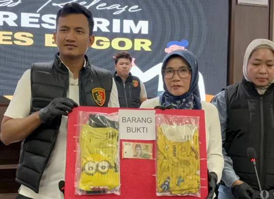 Kasat Reskrim Polres Bogor, AKP Teguh Kumara (kiri) dan Kabid Pemenuhan Hak dan Perlindungan Khusus Anak DP3AP2KB Kabupaten Bogor, Irna Yulistina (tengah). (Sumber: POSKOTA | Foto: Giffar Rivana)