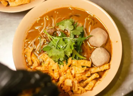 Ilustrasi kuliner Thailand yang ada di Blok M. (Sumber: Instagram/@phiinong_noodle)