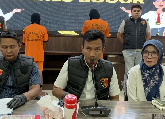 Polisi menyampaikan keterangan pers kasus pencabulan oleh dua lansia terhadap dua orang bocah di Ciampe, Kabupaten Bogor. (Sumber: POSKOTA | Foto: Giffar Rivana)