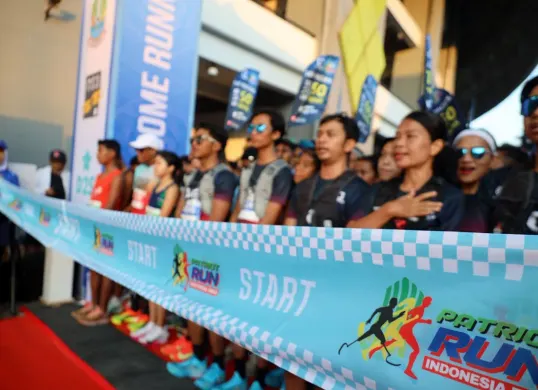 Para peserta Patriot Fun Run bersiap melakukan start di area Car Free Day (CFD) Jalan Ahmad Yani, Bekasi Selatan, Minggu 21 September 2025. (Sumber: Dok Humas Pemkot Bekasi)