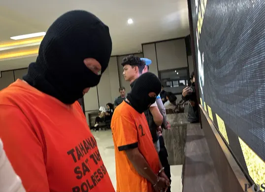 Dua orang pelaku pencabulan di Ciampea, Kabupaten Bogor, yang ditangkap polisi setelah video keluhan dari orang tua korban viral. (Sumber: POSKOTA | Foto: Giffar Rivana)