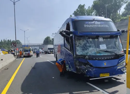 Kecelakaan beruntun melibatkan dua bus dan satu truk derek terjadi di ruas Tol Cipularang KM 99 arah Jakarta, pada Minggu, 21 September 2025. (Sumber: Dok PJR Tol Cipularang)
