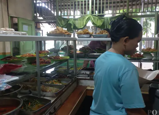 Pegawai Warteg Jaya Bahari di Meruya Selatan, Jakarta Barat, melayani pembeli, Minggu, 21 September 2025. (Sumber: POSKOTA | Foto: M Tegar Jihad)