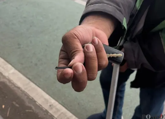 Keberadaan ranjau paku di sepanjang Jalan Gatot Subroto, tepatnya dekat gerbang Tol Pejompongan, Jakarta Selatan, Senin, 22 September 2025. (Sumber: Poskota/Pandi Ramedhan)