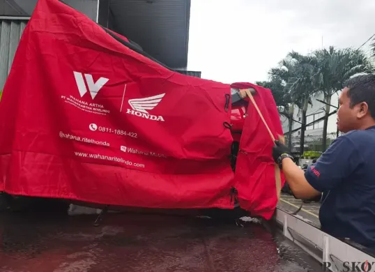 Ketahui berapa liter bensin pada motor yang baru dibeli dari dealer. (Sumber: Poskota/Erwan Hartawan)