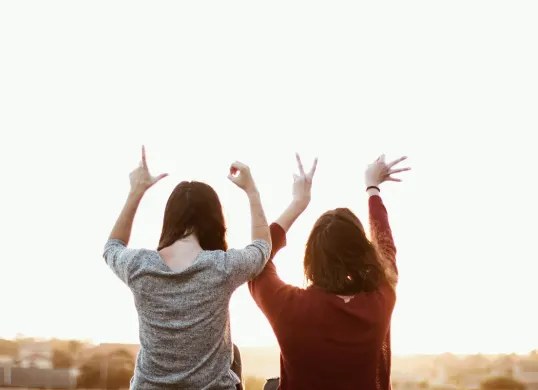Hari Bahasa Isyarat Internasional Diperingati Tiap 23 September, Berikut Sejarah dan Tema 2025 (Sumber: Unsplash/Sincerely Media)