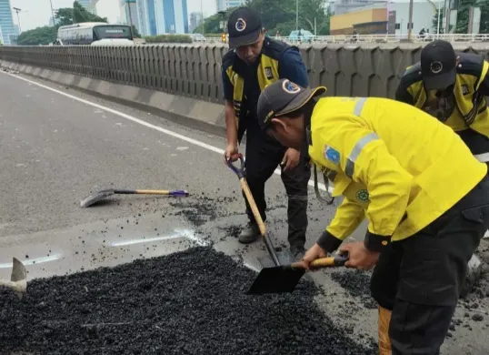 Suku Dinas Bina Marga Jakarta Selatan saat melakukan penutupan lubang di flyover Pancoran, Jakarta Selatan. (Sumber: Dok. Dinas Bina Marga Jaksel)